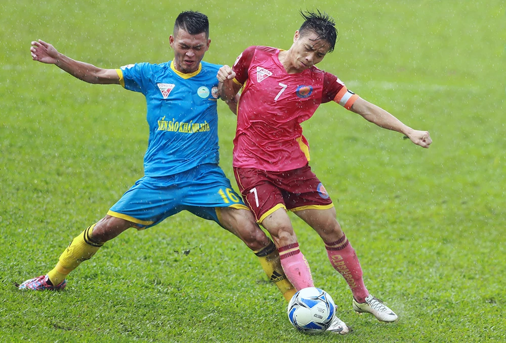 Phun nước bọt vào mặt nhau, 2 cầu thủ bị phạt nặng ảnh 1